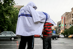 اقدام تحسین‌برانگیز پلیس سراوانی در روز بارانی +عکس