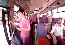 پیاده شدن دختر جوان از اتوبوس در حال حرکت