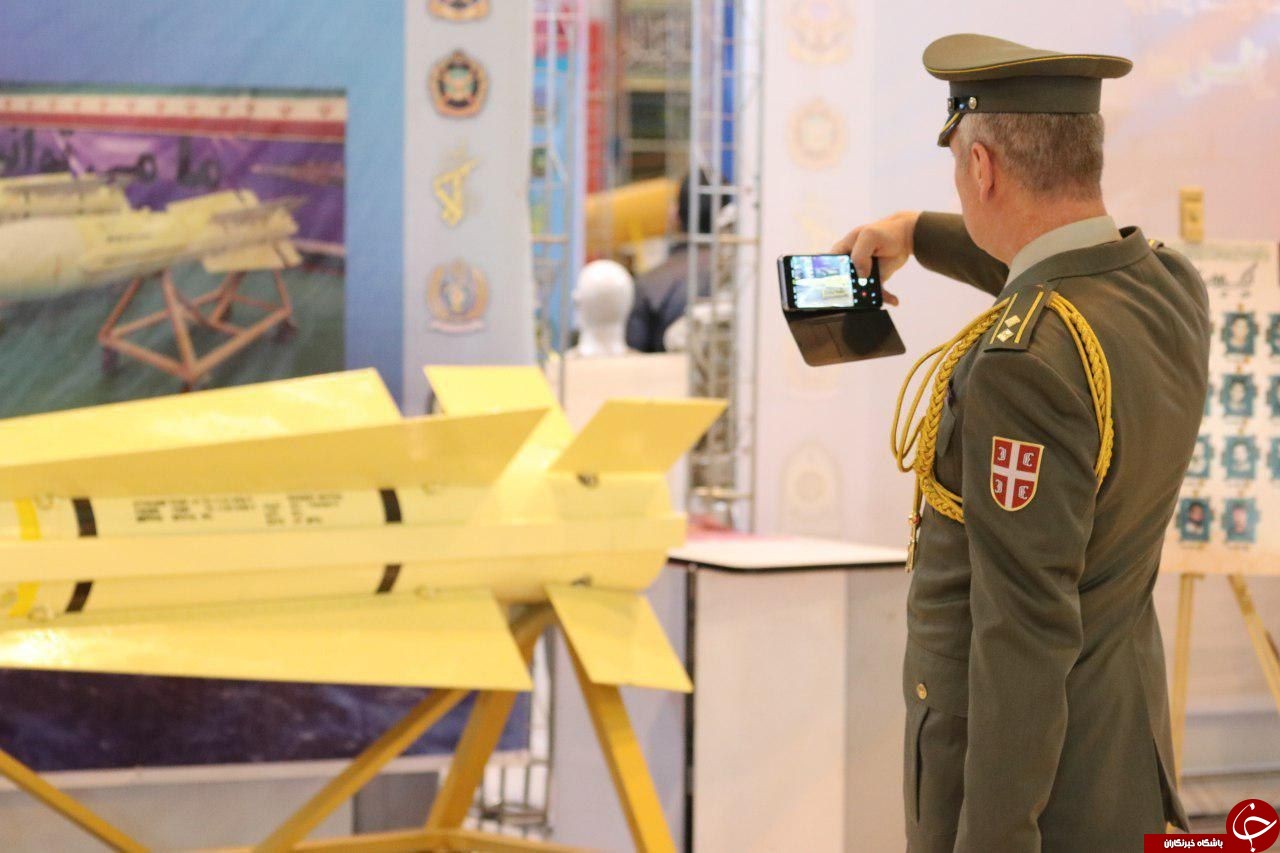 سلفی خارجی ها با دستاوردهای نظامی ایران +تصاویر سلفی خارجی ها با دستاوردهای نظامی ایران +تصاویر