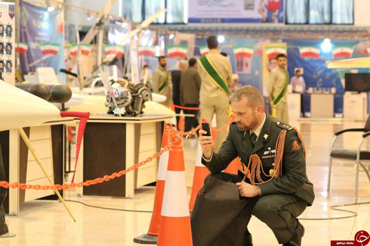 سلفی خارجی ها با دستاوردهای نظامی ایران +تصاویر سلفی خارجی ها با دستاوردهای نظامی ایران +تصاویر