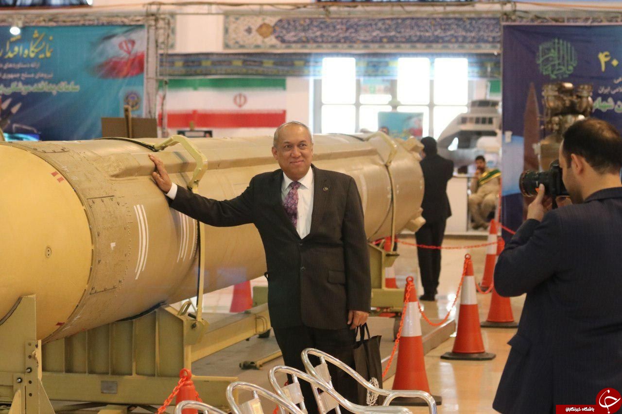 سلفی خارجی ها با دستاوردهای نظامی ایران +تصاویر سلفی خارجی ها با دستاوردهای نظامی ایران +تصاویر